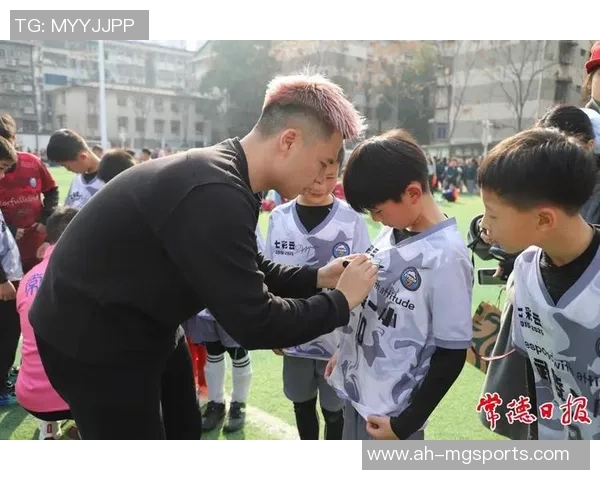 “公益体彩 高兴操场”点亮足球梦，湘超常德队球员走进山村小学